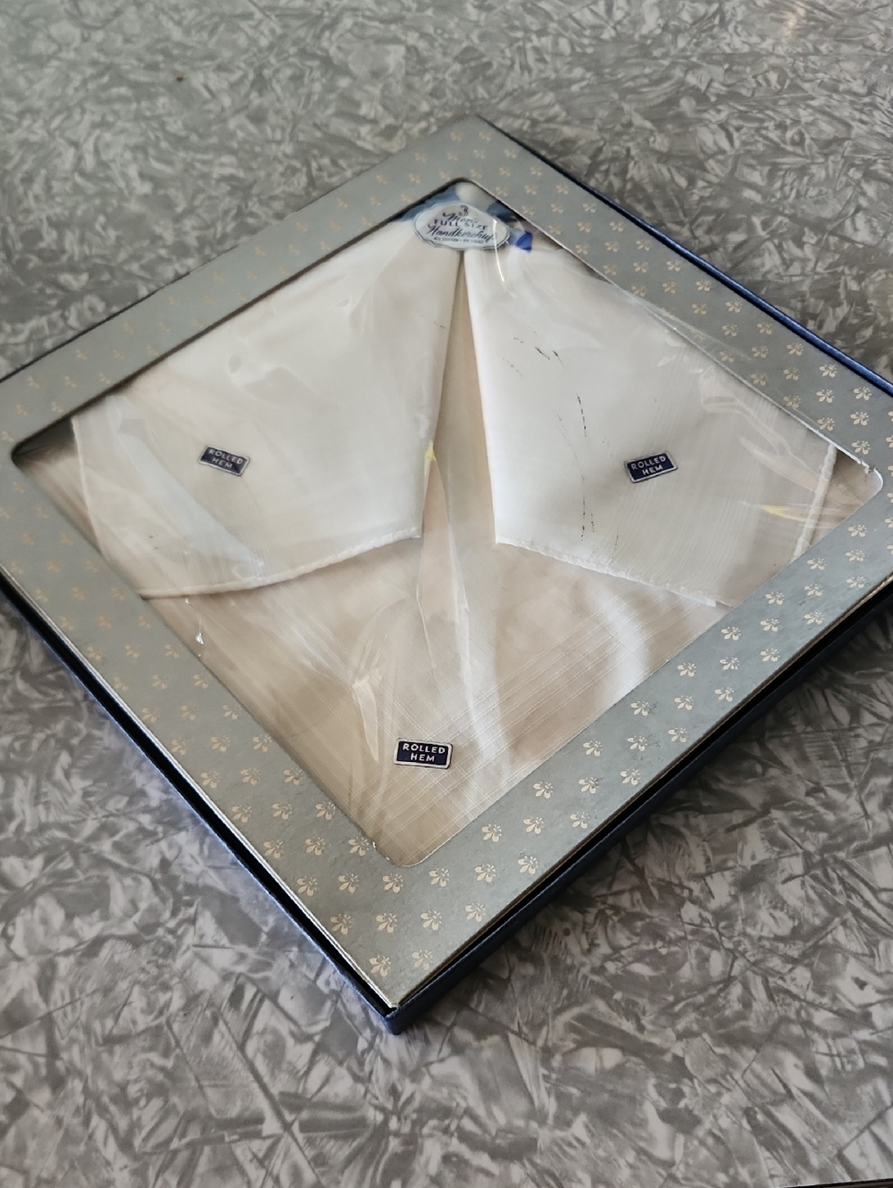 Source Unknown White Men’s Pocket Squares in Presentation Box